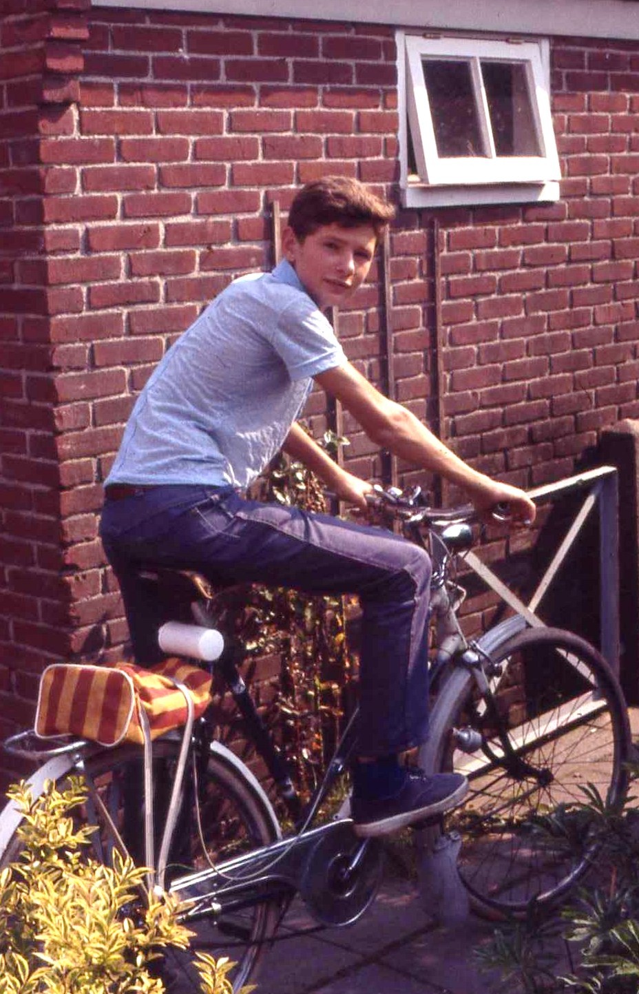 als 10-jarige op mijn fiets in de achtertuin van mijn ouderlijk huis